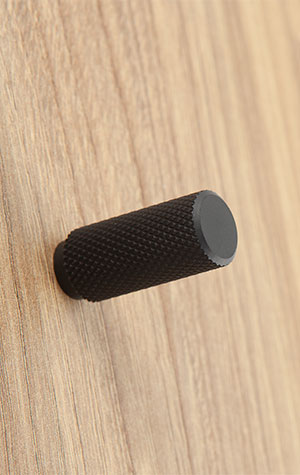 Ручка-кнопка с рельефной поверхностью в цвете матовый черный